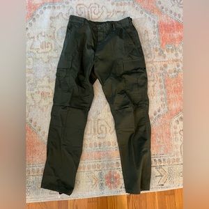 Local European army green cargo pants, size M/L